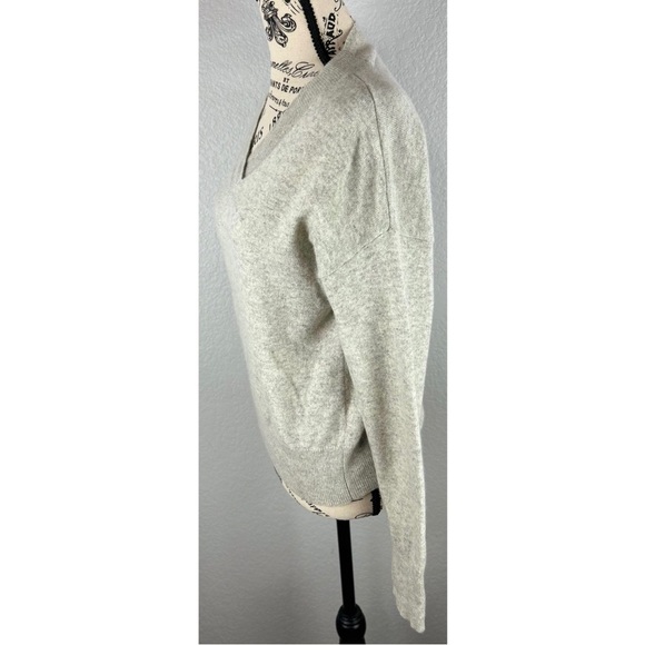 Madewell Cashmere V-Neck Sweater Heather Shadow, size Medium - Picture 4 of 13